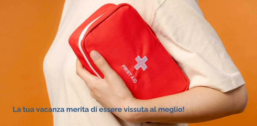 La mano che tiene il kit di pronto soccorso.