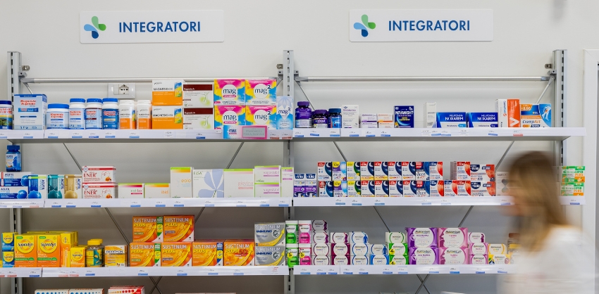Interno di una farmacia con le mensole con gli integratori